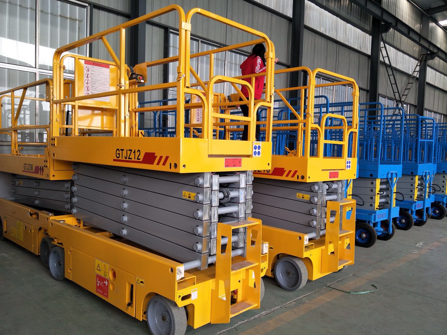 链条升降机工作原理_如何保证升降货梯的链条正常工作_导轨链条液压升降货梯